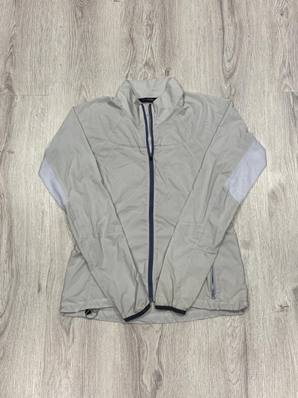Arc'teryx Women's Full Zip Windbreaker Jacket Light Gray Small.